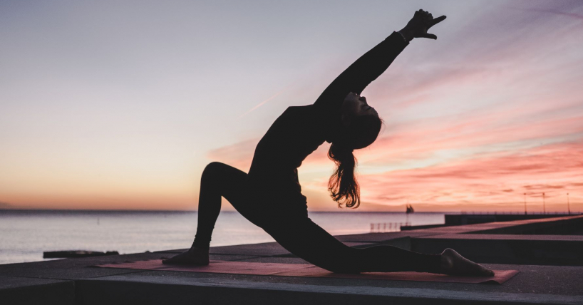 Yoga matinal au bord du lac